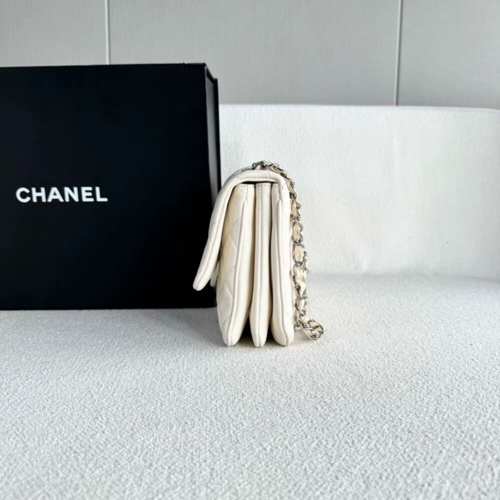 Chanel Women Pre-Loved Bag Very Good Condition - Picture 9 of 9